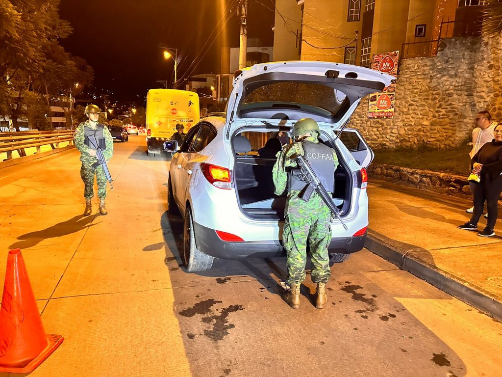 Militares haciendo control y revisando un vehículos en Cuenca