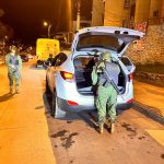 Militares haciendo control y revisando un vehículos en Cuenca