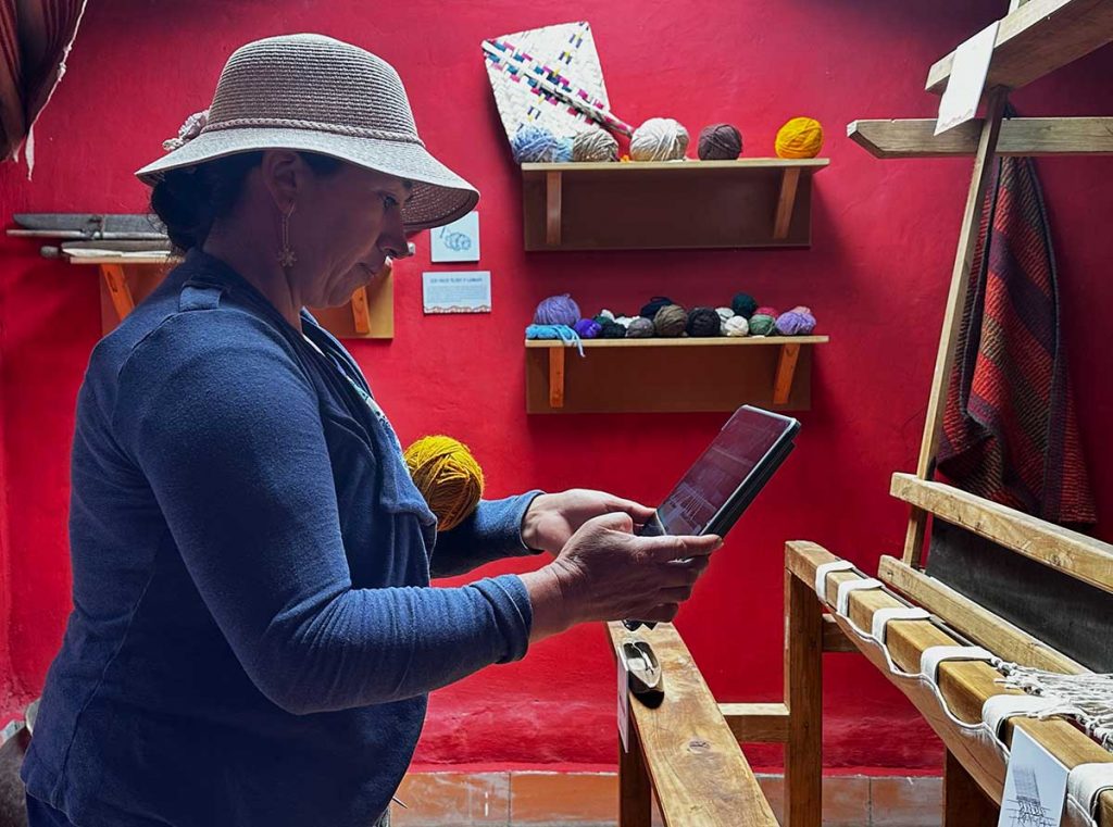 Una de las artesanas de Morasloma hace una prueba con herramientas tecnológicas en el nuevo museo que se inaugura este viernes. /Cortesía