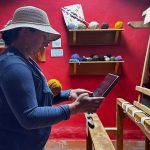 Una de las artesanas de Morasloma hace una prueba con herramientas tecnológicas en el nuevo museo que se inaugura este viernes. /Cortesía