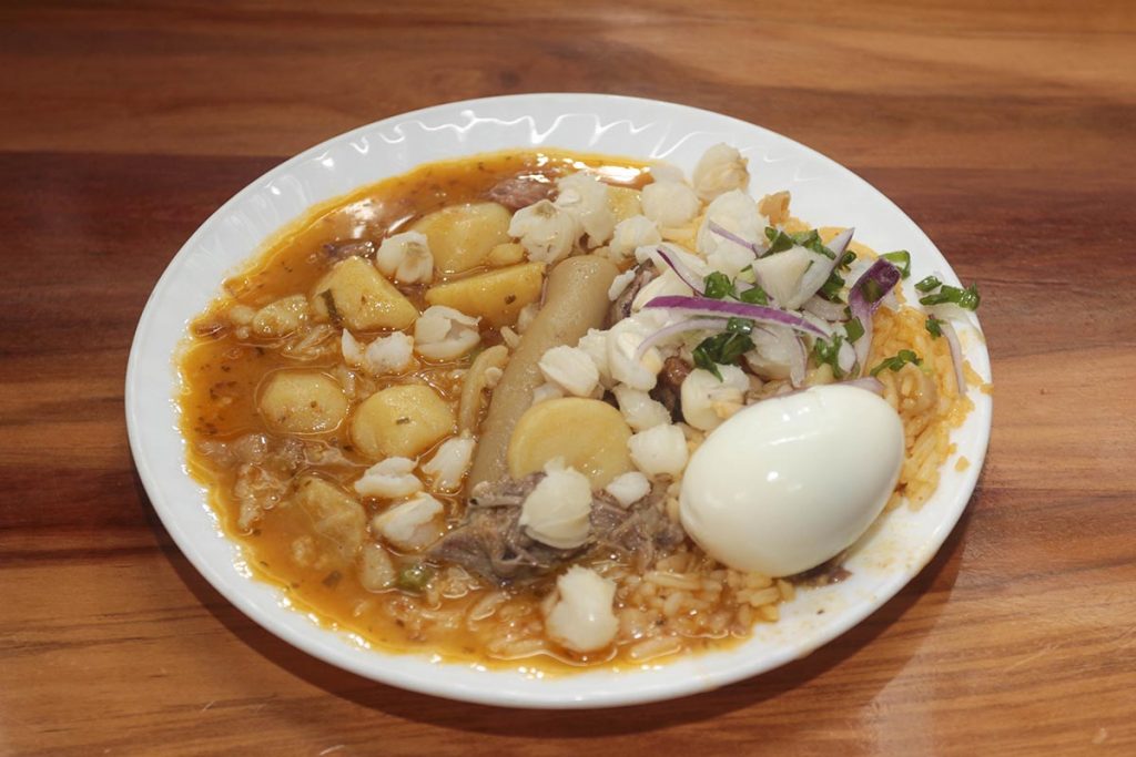 Las papas locas es uno de los platos típicos que se expenden en Cuenca.