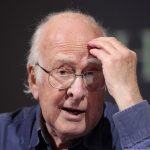 El profesor Peter Higgs durante la recepción del Premio Nobel de Física en una conferencia de prensa en la Universidad de Edimburgo, Escocia.