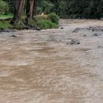 Caudal del río Tomebamba, tras las lluvias registradas la madrugada de este 19 de abril de 2024.