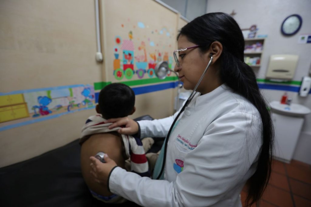 Gabriela Auquilla, médico Pediatra, brinda atención médica en la Asociación de Damas Salesianas.
