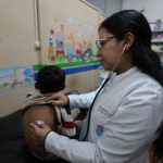 Gabriela Auquilla, médico Pediatra, brinda atención médica en la Asociación de Damas Salesianas.