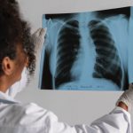 La autopsia reveló que la víctima tenía cuatro heridas de arma blanca, tres de ellas en el tórax.