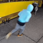 Autoridades de New York buscan a un sujeto que atacó e hirió a una migrante de Ecuador tras bajarse de un tren.