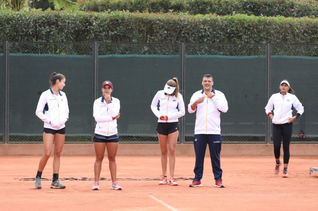 De izquierda a derecha: Camila Romero, Doménica González, Valentina Ponce, Marco Ghignoni (preparador físico) y Valentina Vargas.