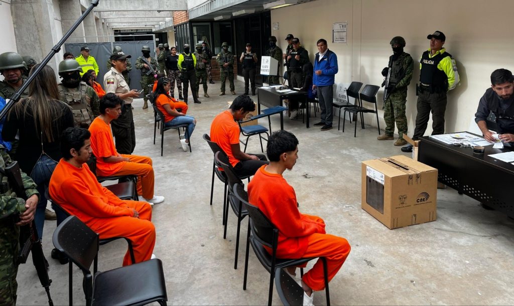 Detenidos en la cárcel de Turi esperan para votar.