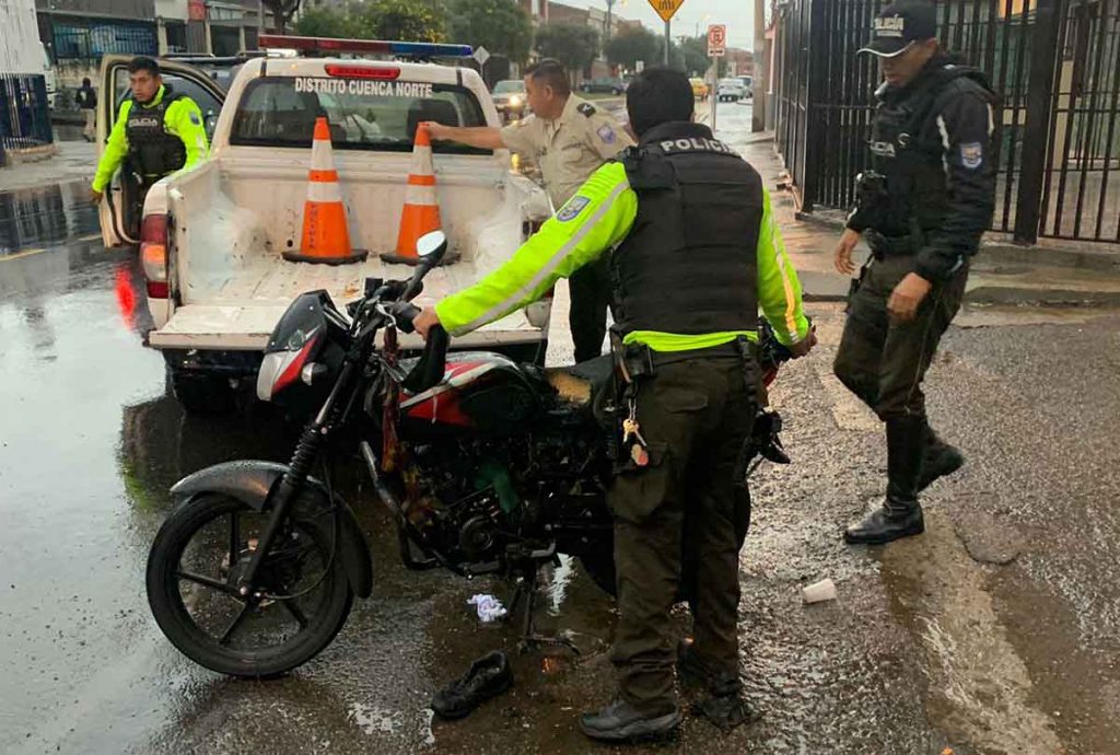 La Policía Nacional retuvo la motocicleta que era utilizada por los presuntos vacunadores.