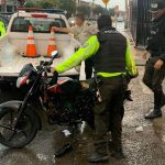 La Policía Nacional retuvo la motocicleta que era utilizada por los presuntos vacunadores.