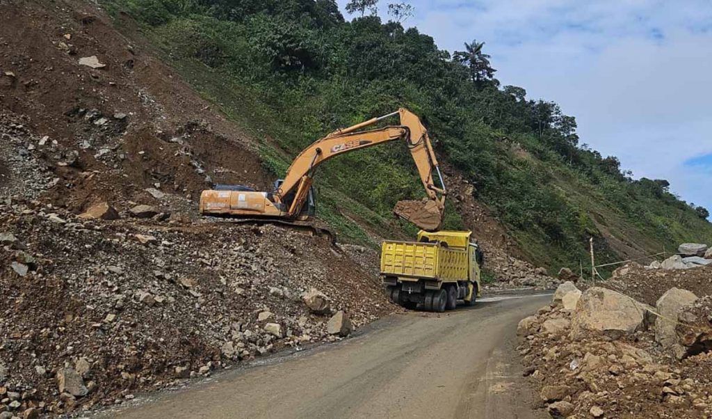 En el kilómetro 90 de la vía Cuenca – Molleturo – El Emplame se realizan trabajos de limpieza.