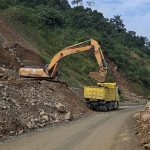 En el kilómetro 90 de la vía Cuenca – Molleturo – El Emplame se realizan trabajos de limpieza.