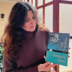 La escritora Mariagusta Correa, con su obra ‘Vista Periférica’.