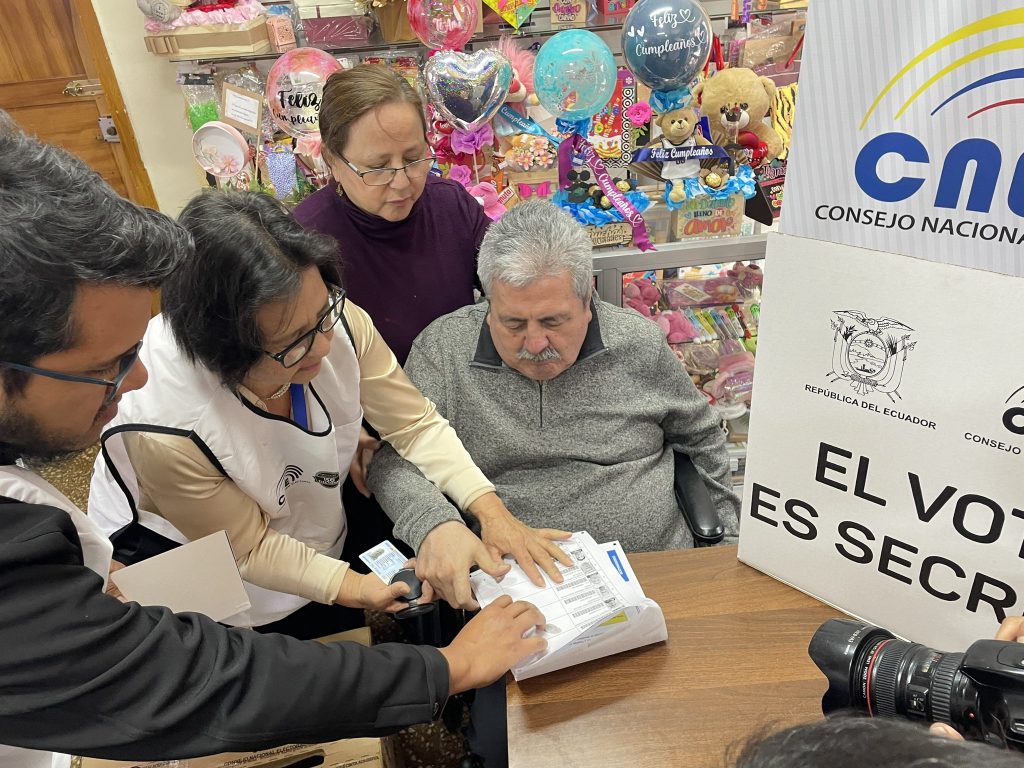 La primera persona beneficiaria del proceso Voto en Casa, por la Consulta Popular, procede al sufragio en la parroquia San Blas.