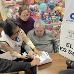 La primera persona beneficiaria del proceso Voto en Casa, por la Consulta Popular, procede al sufragio en la parroquia San Blas.