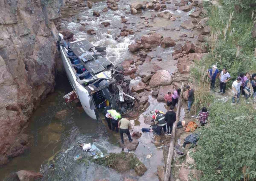 Alrededor de las 08:27 de este viernes se reportó la caída de un bus en el río San Felipe, en Oña, en el límite provincial de Azuay y Loja. 