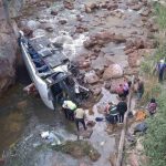 Alrededor de las 08:27 de este viernes se reportó la caída de un bus en el río San Felipe, en Oña, en el límite provincial de Azuay y Loja.