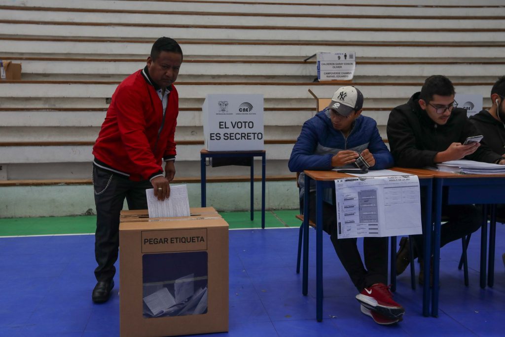 El conteo de los resultados de la Consulta Popular y Referéndum avanzan.