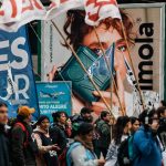 Manifestantes participan en una protesta convocada por la Unión de Trabajadores de la Economía Social (UTEP) este martes en Vicente López, Buenos Aires (Argentina). Los manifestantes bloqueron los accesos a Buenos Aires en protesta por el ajuste económico del Ejecutivo de Javier Milei. EFE