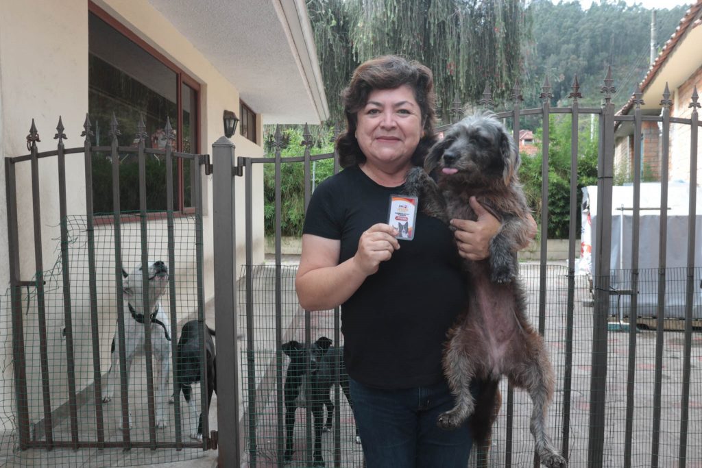 Carmita Ávila, de la organización Rescate Animal Cuenca, es una de las 20 primeros rescatistas que fueron regularizados en el cantón. XCA