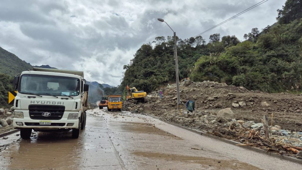 En el sector Sayausí, de la Cuenca-Molleturo, se habilitó desde ayer el paso vehicular de forma controlada. Se lo hizo luego de tres días de labores de limpieza. Cortesía