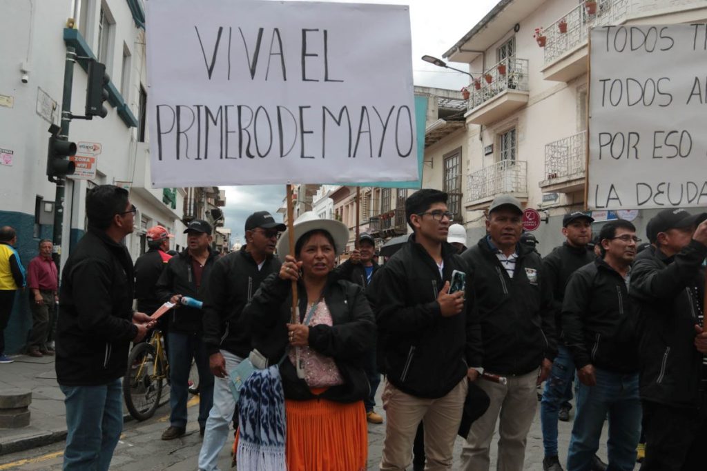 Carmen Pugo, oriunda de la Victoria del Portete, participa en la Marcha por el Día del Trabajo, en la calle Bolívar.