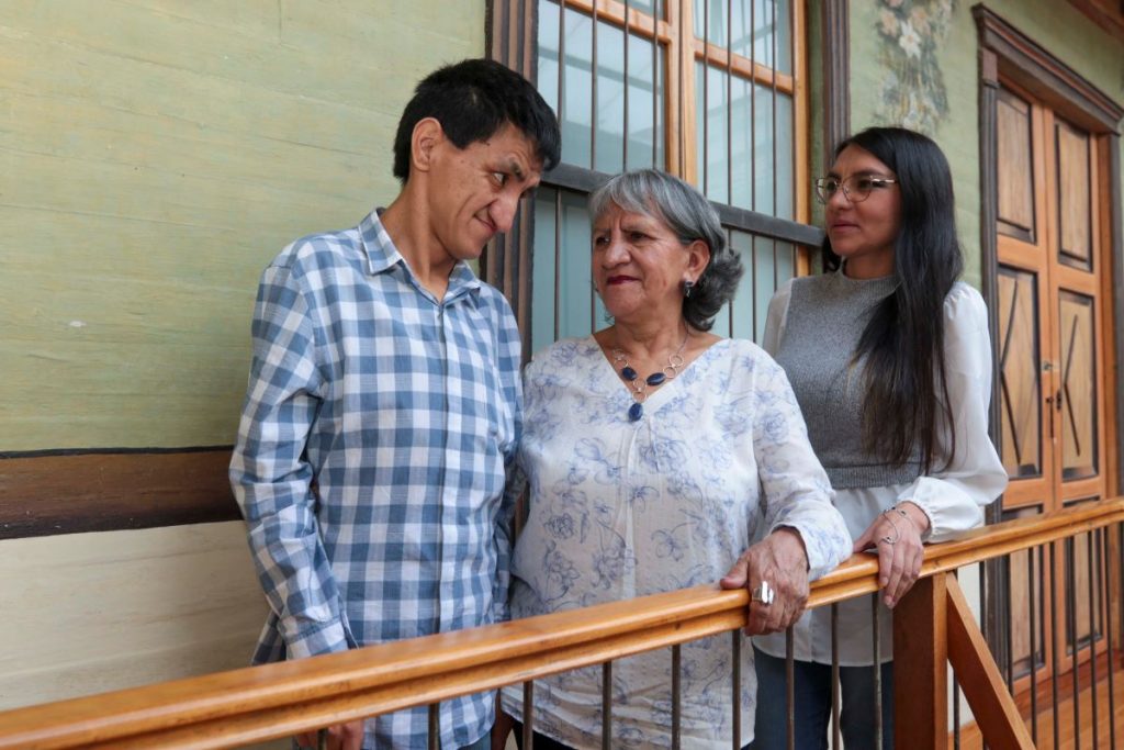 Edith Patiño junto a sus hijos Sebastián y Gabriela Astudillo, en la Casa de la Mujer, donde labora su madre.