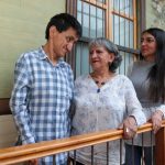 Edith Patiño junto a sus hijos Sebastián y Gabriela Astudillo, en la Casa de la Mujer, donde labora su madre.