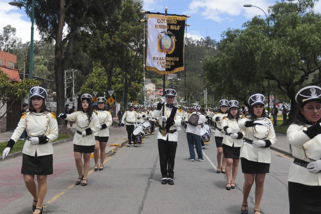 La banda de guerra de exalumnos del colegio Benigno Malo cerró ayer el desfile por la avenida Fray Vicente Solano. El evento se efectuó como pregón por los 160 años de la institución educativa.