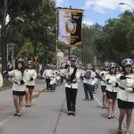 La banda de guerra de exalumnos del colegio Benigno Malo cerró ayer el desfile por la avenida Fray Vicente Solano. El evento se efectuó como pregón por los 160 años de la institución educativa.