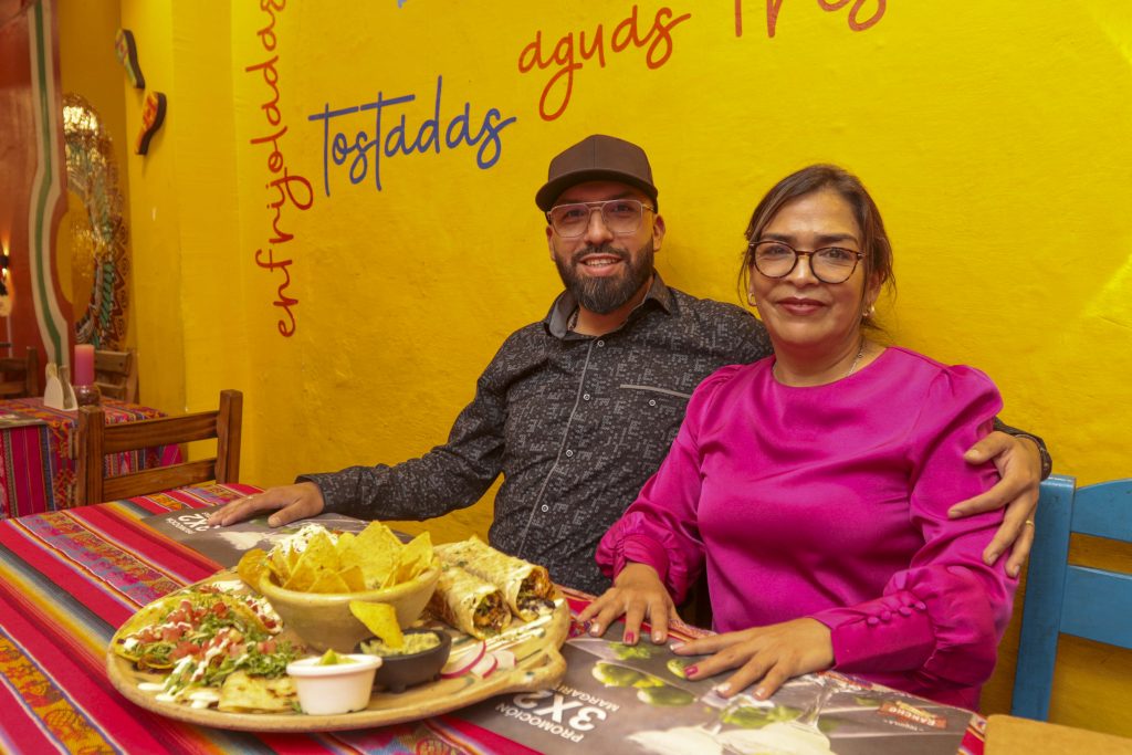 Cristian y Sandra Lucero, propietarios del local “El Santo”, muestran una de las especialidades de la casa en comida mexicana. XCA