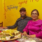 Cristian y Sandra Lucero, propietarios del local “El Santo”, muestran una de las especialidades de la casa en comida mexicana. XCA