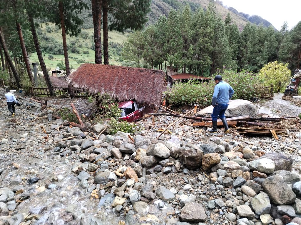 El parador turístico “El Sendero Glamping” resultó afectado por el desbordamiento de una quebrada debido a las lluvias en la zona del Cajas. XCA