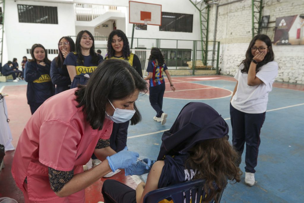 Los estudiantes de la Unidad Educativa CEBCI accedieron ayer a la vacuna contra el virus del papiloma humano (VPH). Una delegación del Ministerio de Salud Pública (MSP) visitó la institución. XCA