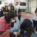 Los estudiantes de la Unidad Educativa CEBCI accedieron ayer a la vacuna contra el virus del papiloma humano (VPH). Una delegación del Ministerio de Salud Pública (MSP) visitó la institución. XCA