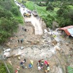 Deslizamiento sobre la vía Cuenca-Molleturo, en el sector Zorrocucho. Maquinaria inició las labores de limpieza. / KOQ