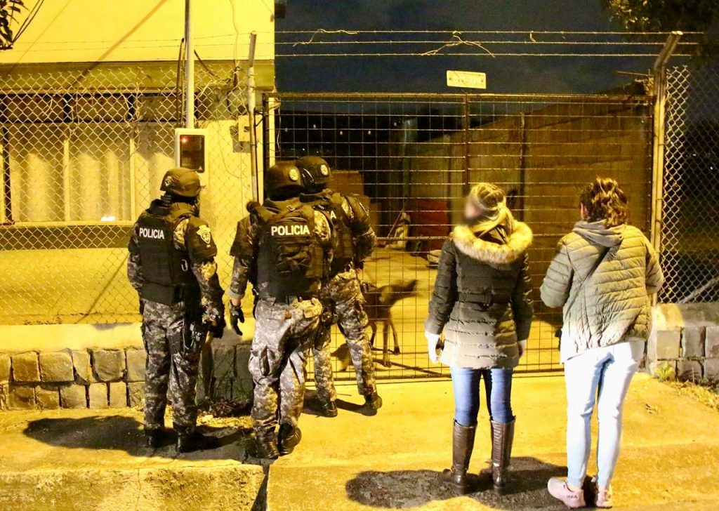 Miembros de la Policía Nacional y Fiscalía General de Estado (FGE) afuera de una vivienda previo a un allanamiento.