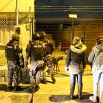 Miembros de la Policía Nacional y Fiscalía General de Estado (FGE) afuera de una vivienda previo a un allanamiento.