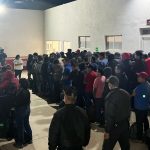 Migrantes de varios países entre ellos de Ecuador, detenidos en México. Están formados en columnas.