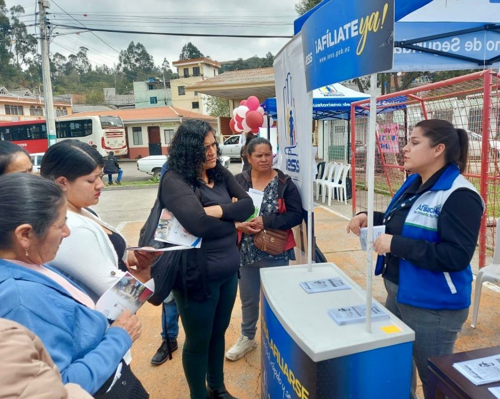 Funcionarios del IESS promueven la afiliación de ecuatorianos, que residen en el exterior.