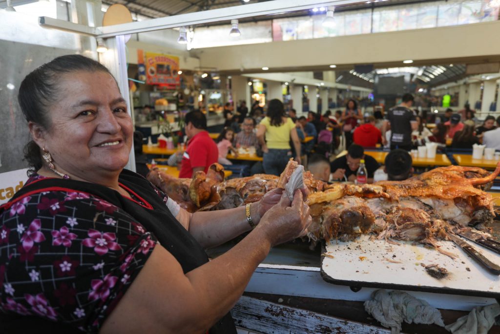 María Lema conocida como “Doña Mari” trabaja por 25 años en el mercado “10 de Agosto”, con la venta del tradicional plato de hornado. XCA