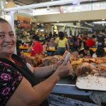 María Lema conocida como “Doña Mari” trabaja por 25 años en el mercado “10 de Agosto”, con la venta del tradicional plato de hornado. XCA