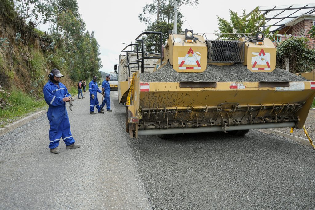 En la actual administración del GAD Provincial se da énfasis en el cambio de la matriz vial de lastre por asfalto. La maquinaria trabaja en diferentes sectores. Cortesía
