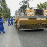 En la actual administración del GAD Provincial se da énfasis en el cambio de la matriz vial de lastre por asfalto. La maquinaria trabaja en diferentes sectores. Cortesía