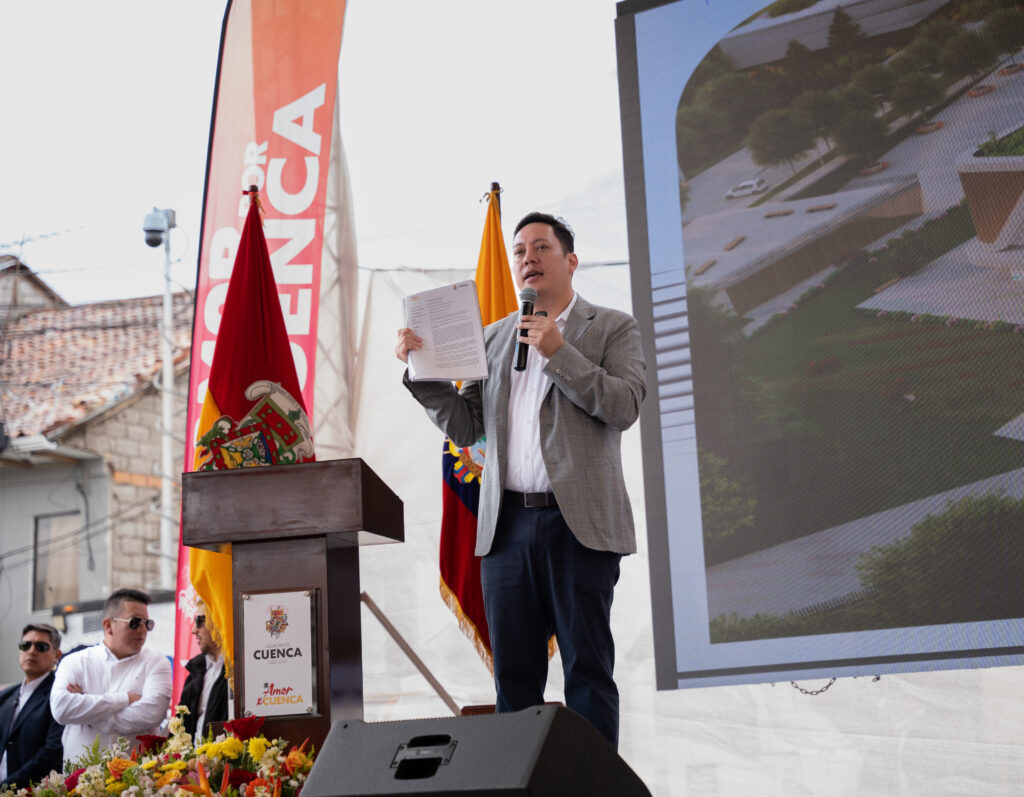 El alcalde Cristian Zamora durante la rendición de cuenta oficial en el centro de la parroquia El Valle, la mañana de ayer. /Cortesía