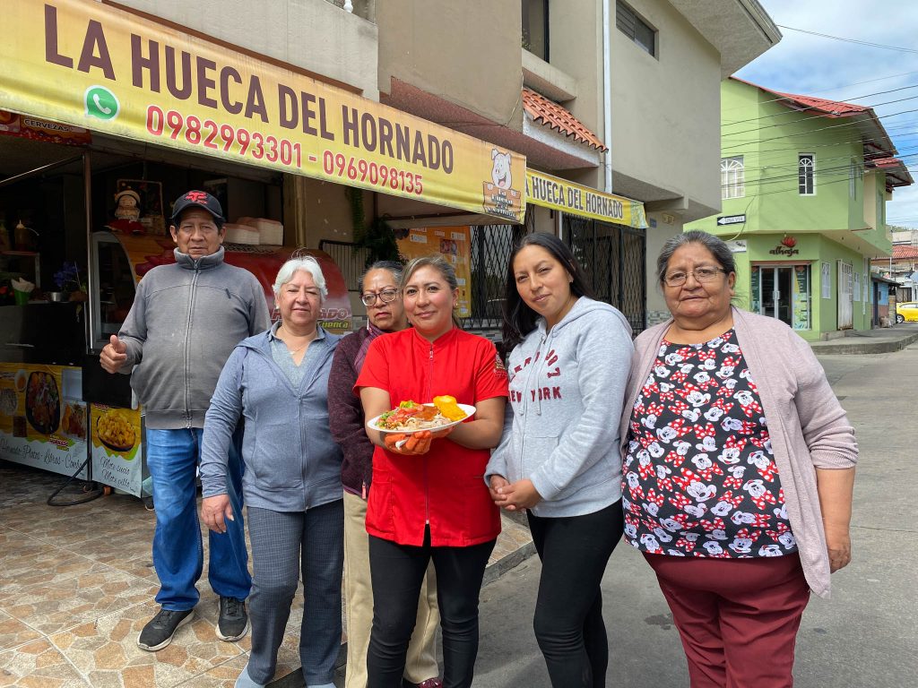 Esperanza Machuca, de “La Hueca del Hornado”, junto con las vecinas del barrio “Casa para Todos”. Este sector se caracteriza por los emprendedores. XCA