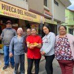 Esperanza Machuca, de “La Hueca del Hornado”, junto con las vecinas del barrio “Casa para Todos”. Este sector se caracteriza por los emprendedores. XCA
