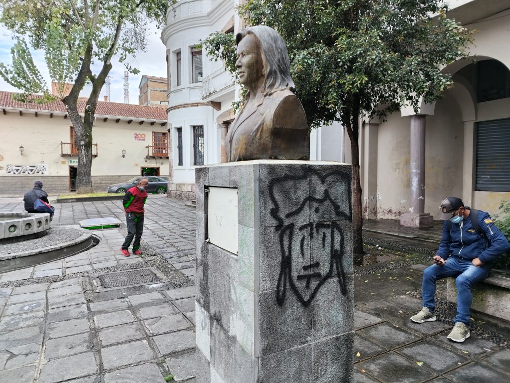 El busto de Guadalupe Larriva, ubicado en el parque de la UNE, está deteriorado y con grafitis. Larriva falleció en el 2007 junto con su hija en un accidente aéreo. BPR