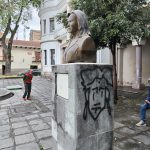 El busto de Guadalupe Larriva, ubicado en el parque de la UNE, está deteriorado y con grafitis. Larriva falleció en el 2007 junto con su hija en un accidente aéreo. BPR